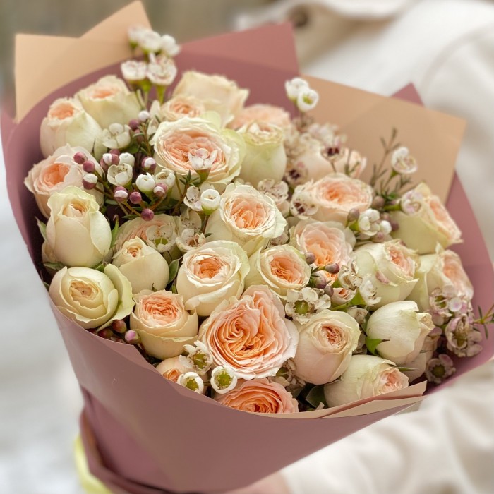 9 кустовых кремовых роз Павлова с шамелациумом